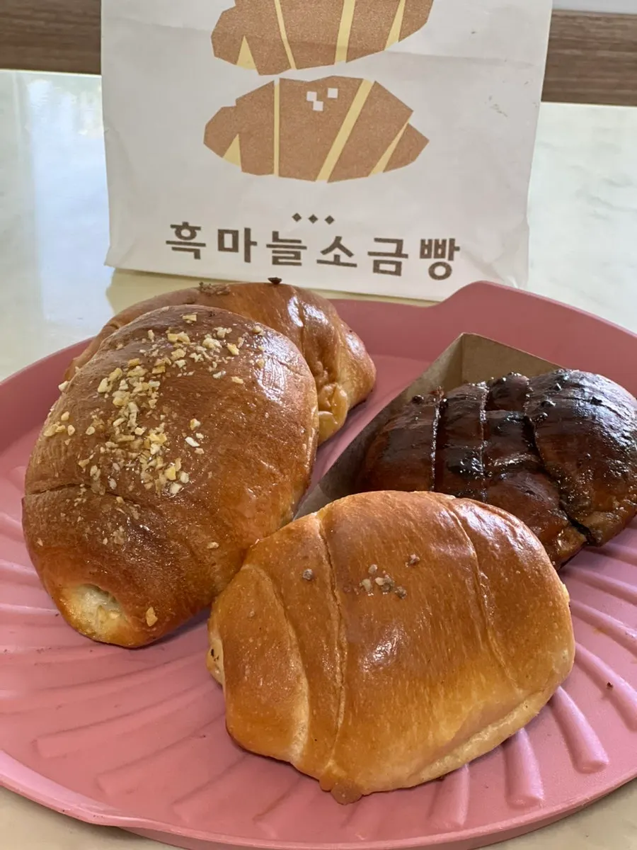 세트 상자에 담긴 소금빵 네 종류