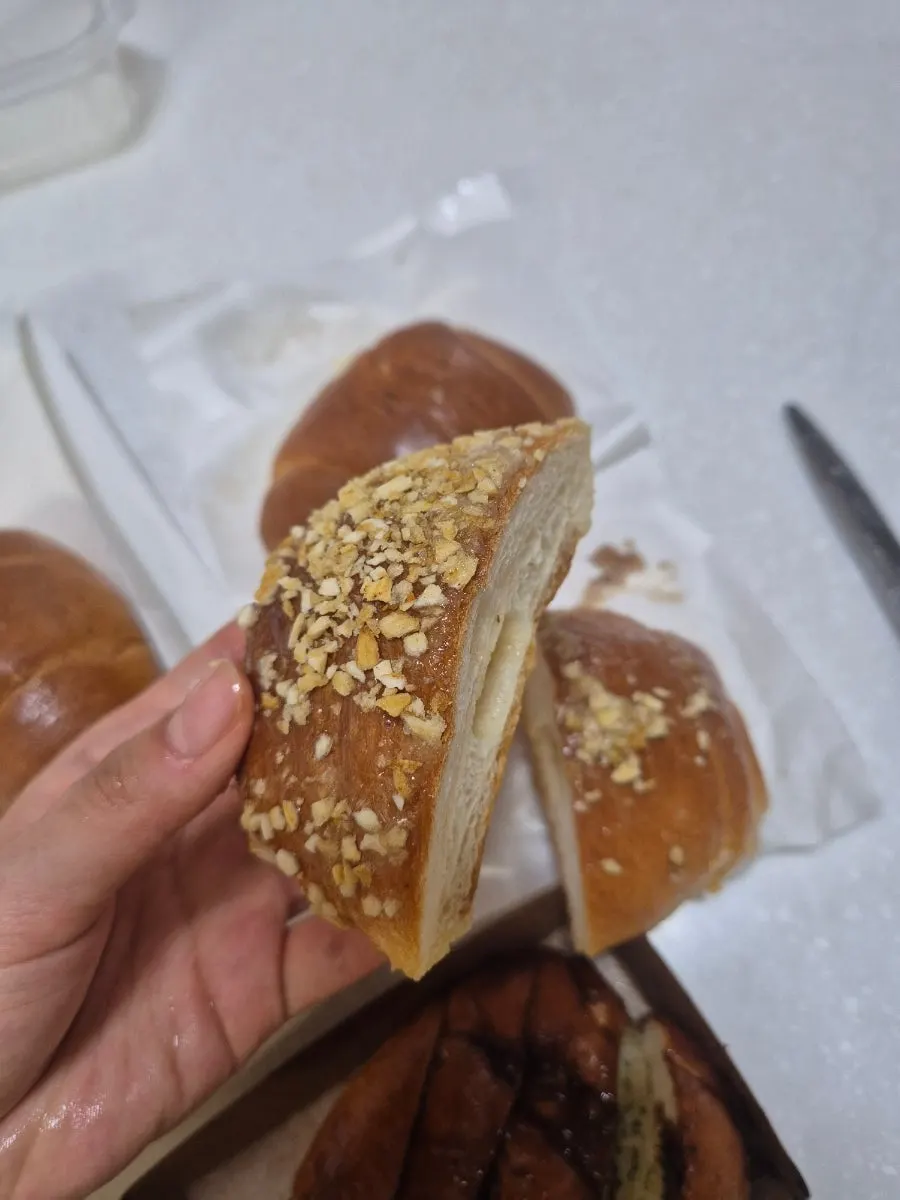 땅콩가루가 뿌려진 마늘 소금빵 클로즈업