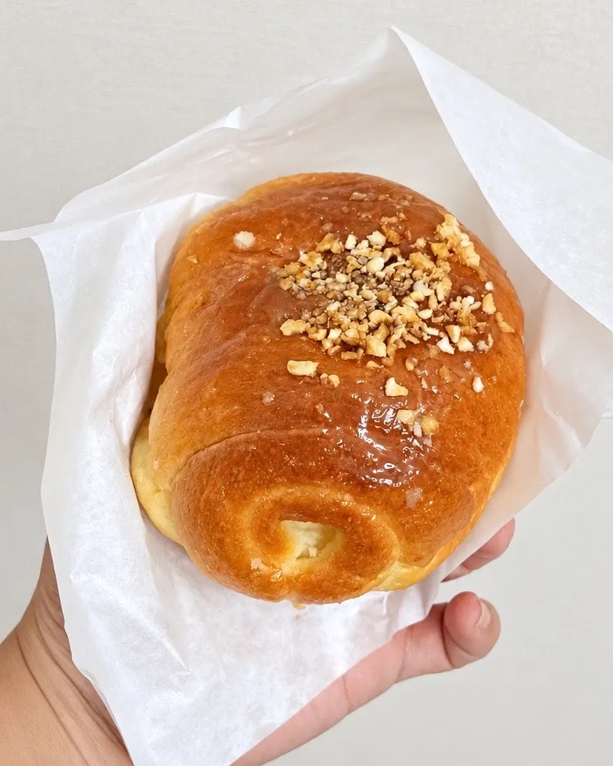 아이스아메리카노와 함께 먹은 오리지널 소금빵