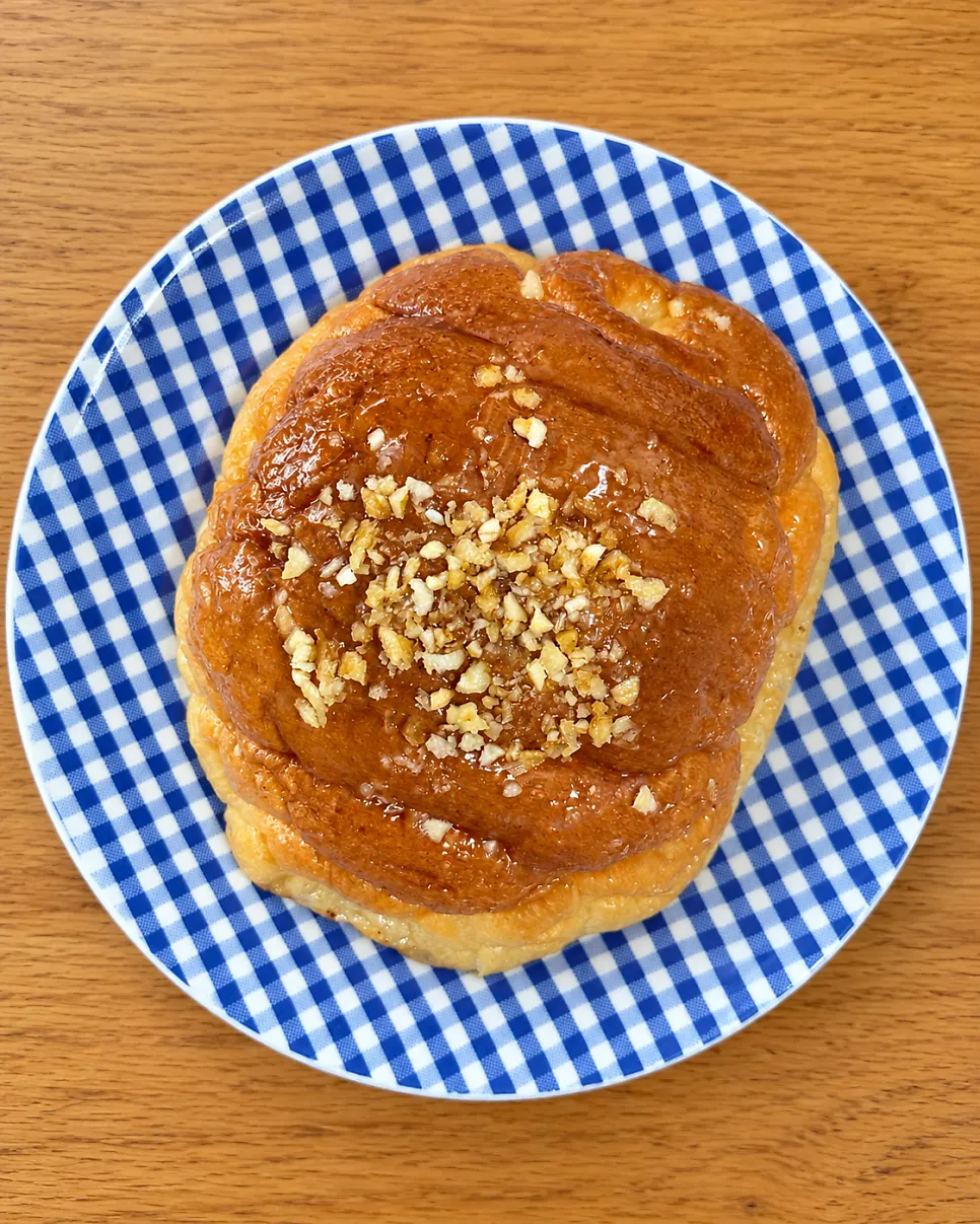 마늘 토핑이 올라간 마늘 소금빵