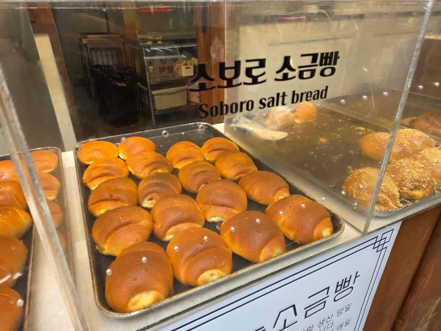 마늘 소금빵과 흑마늘소금빵이 진열된 매대