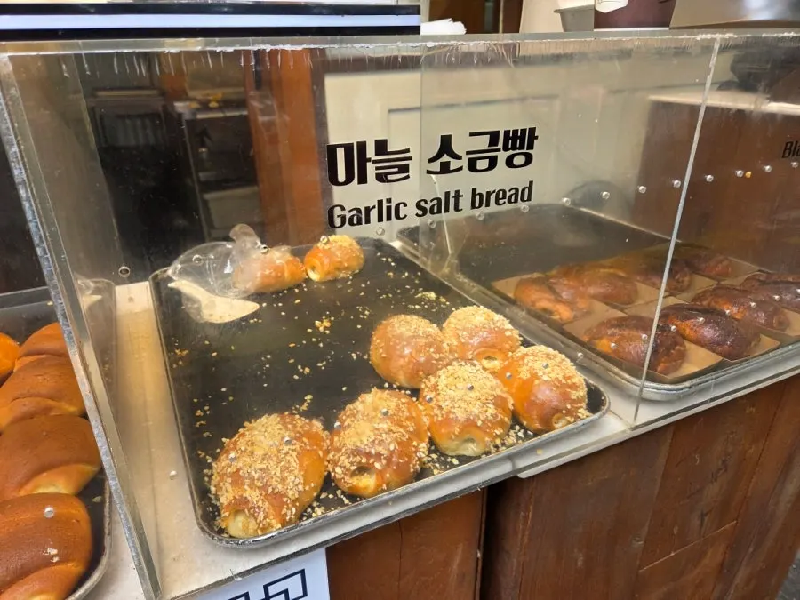 흑마늘소금빵 매장 내부 진열 모습