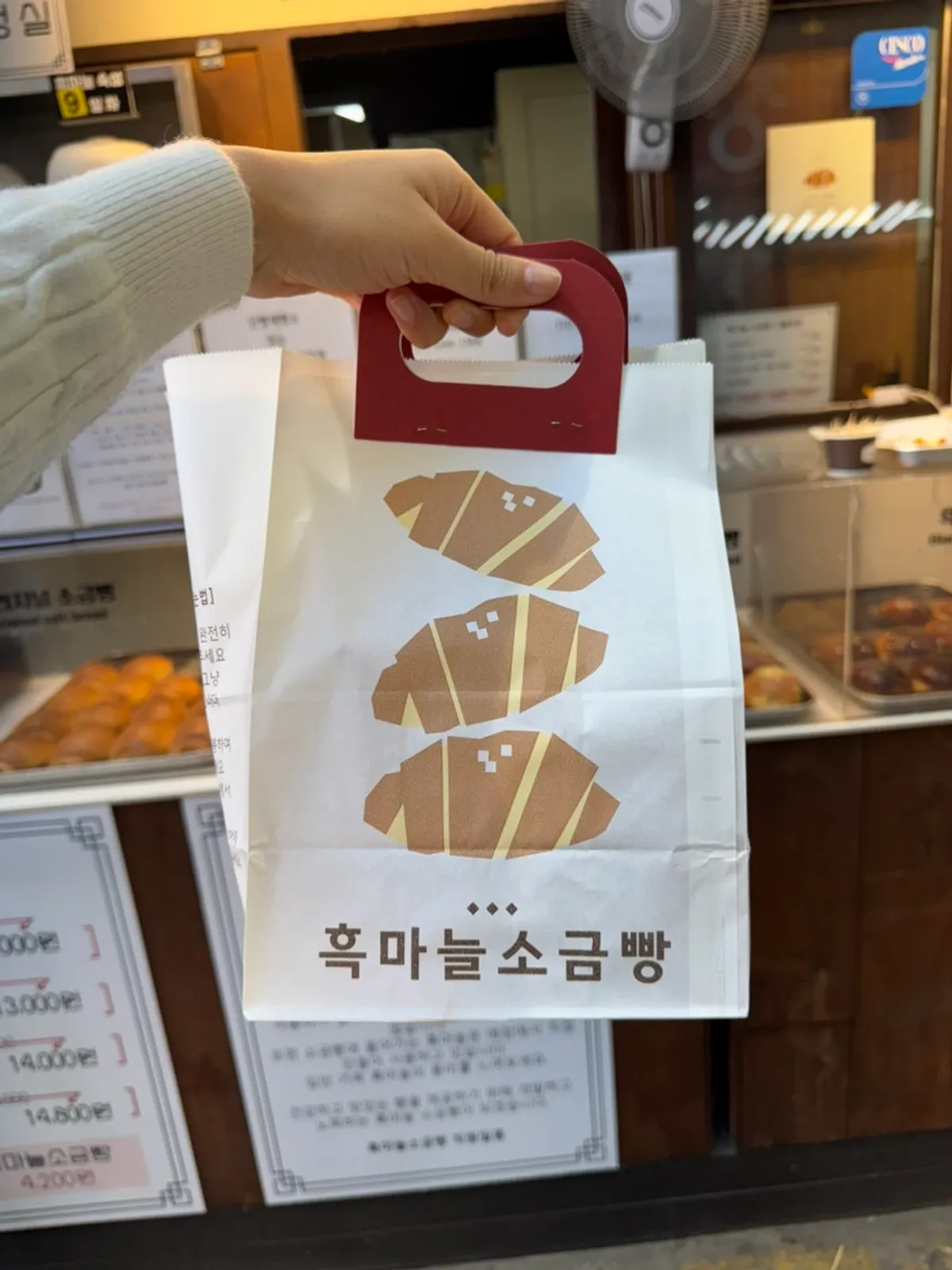 쇼케이스 위에 놓인 소금빵 시식 코너