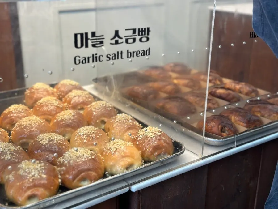 매장에 진열된 갓 구운 소금빵