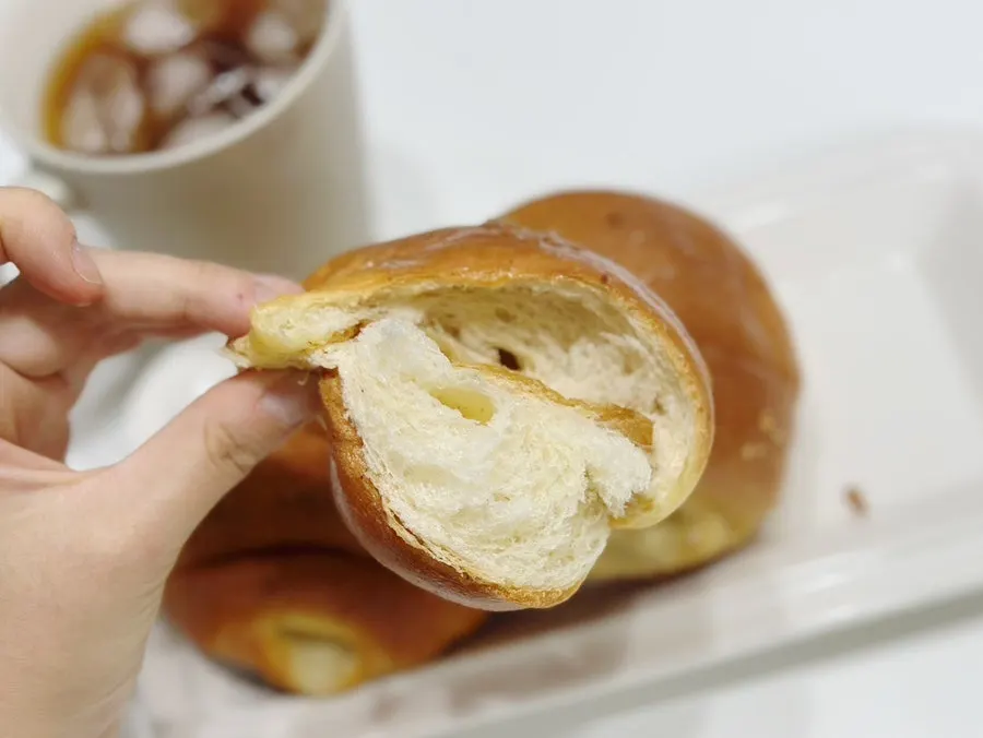 커피와 함께 먹는 흑마늘 소금빵