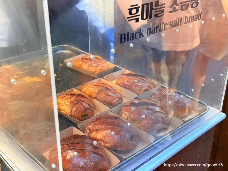 Sign for Black Garlic Salt Bread