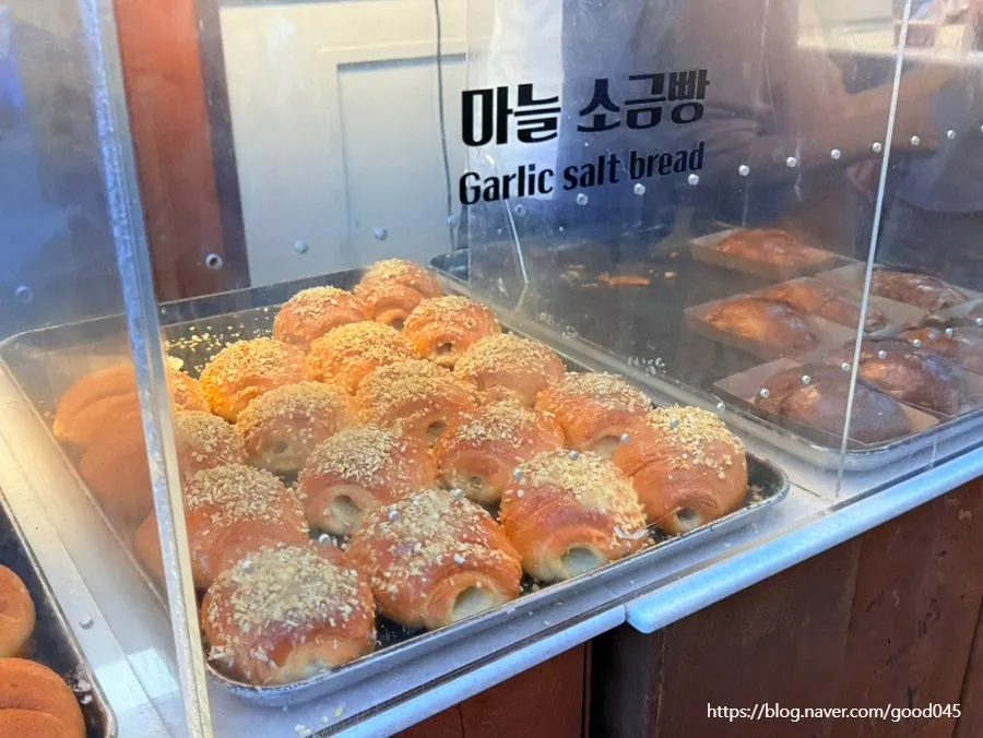 The black garlic chicken street at Gugyeong Market