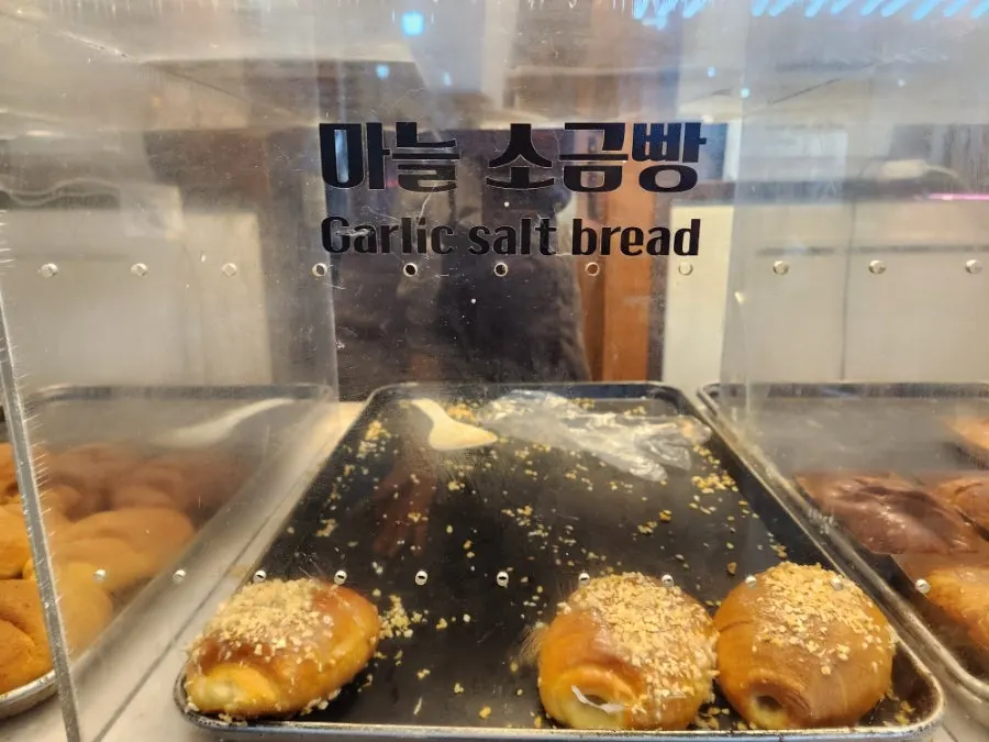Entrance and signboard of the Danyang salt bread bakery