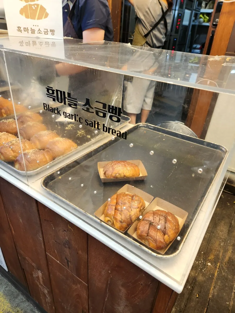 Interior del local con el pan de sal exhibido