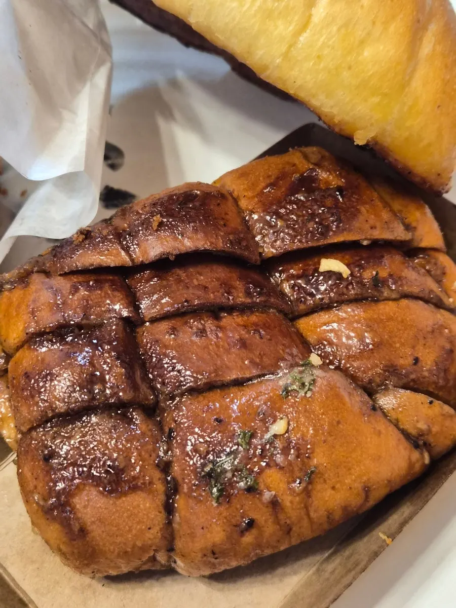 Garlic salt bread with garlic sauce and powder on top