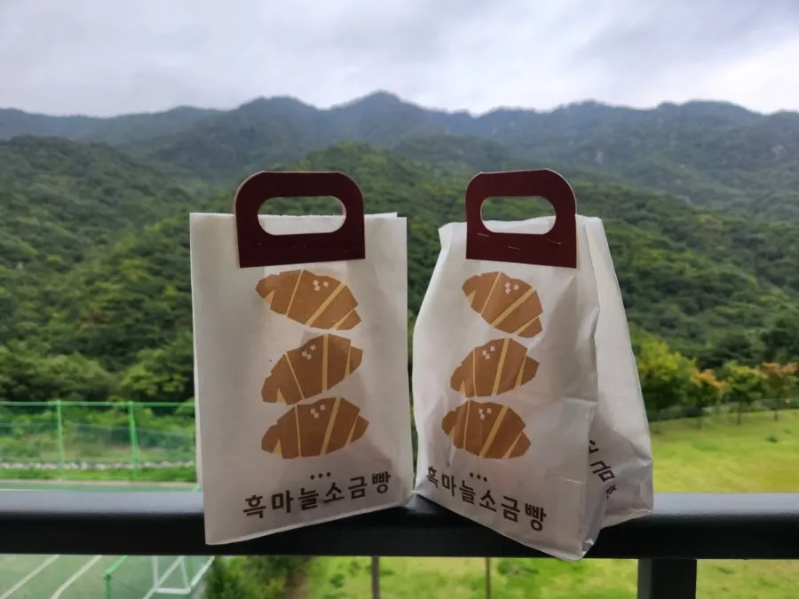 Shopping bag with a salt bread illustration and handle