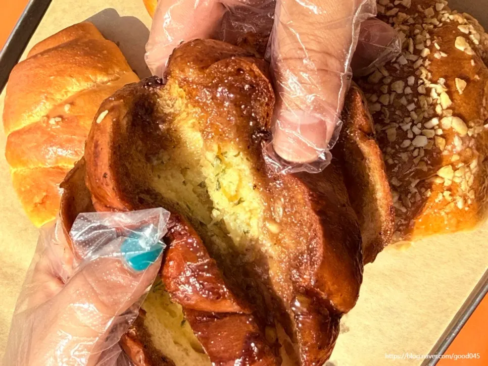 Comparing the garlic and black garlic salt breads
