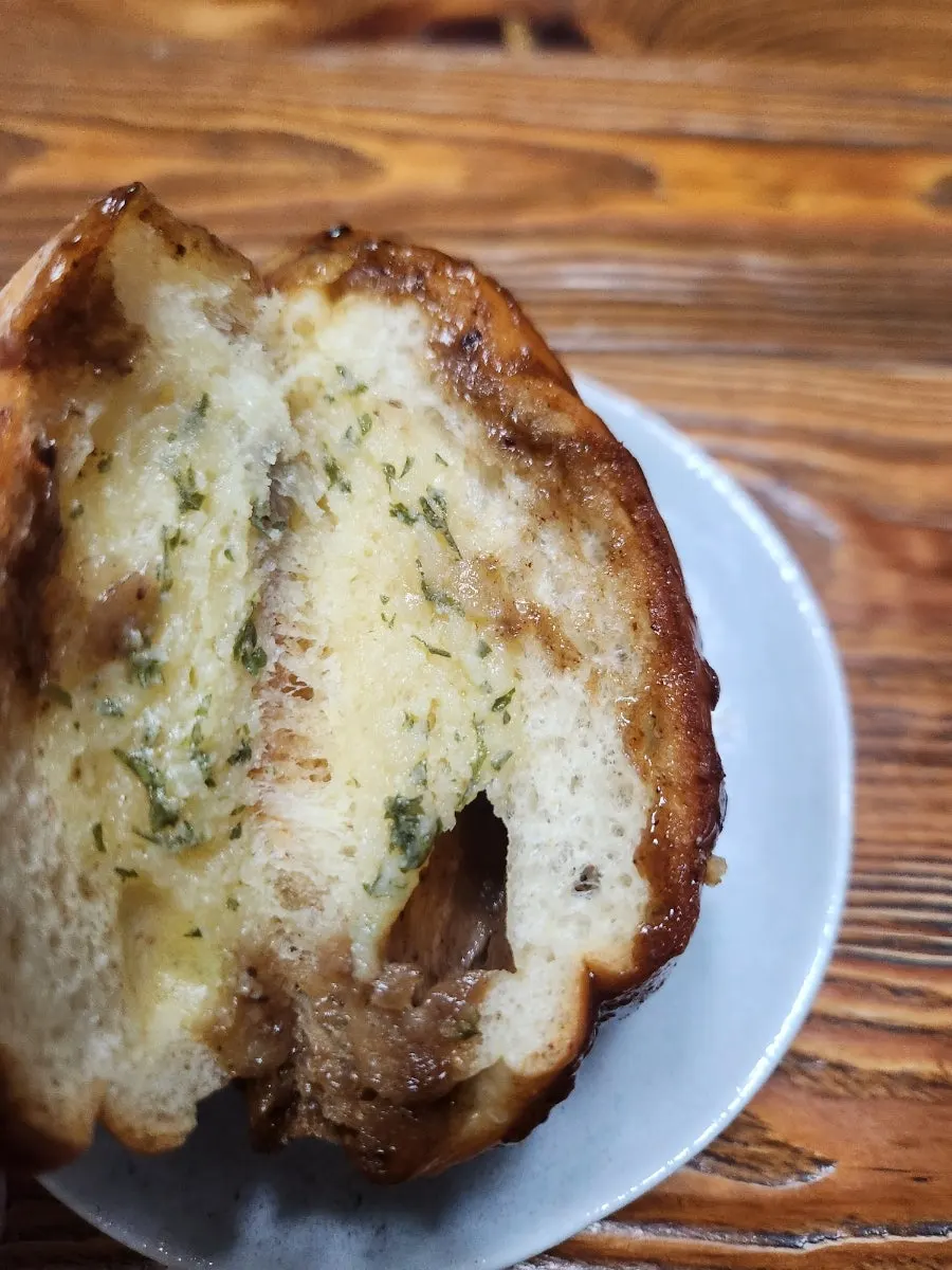 Salt bread original servido en plato