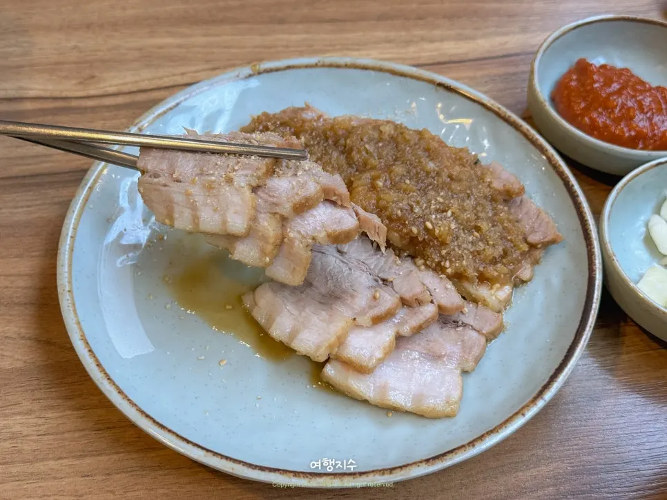 흑마늘 소스를 올린 수육쌈밥 상차림