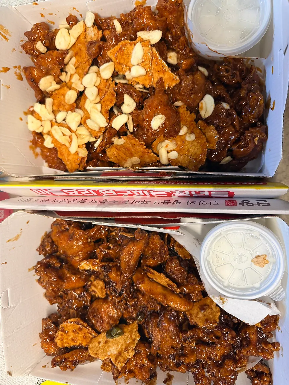 두 가지 맛으로 포장한 닭강정