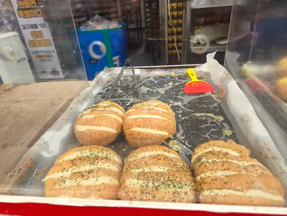 단양제빵소 마늘빵 진열대