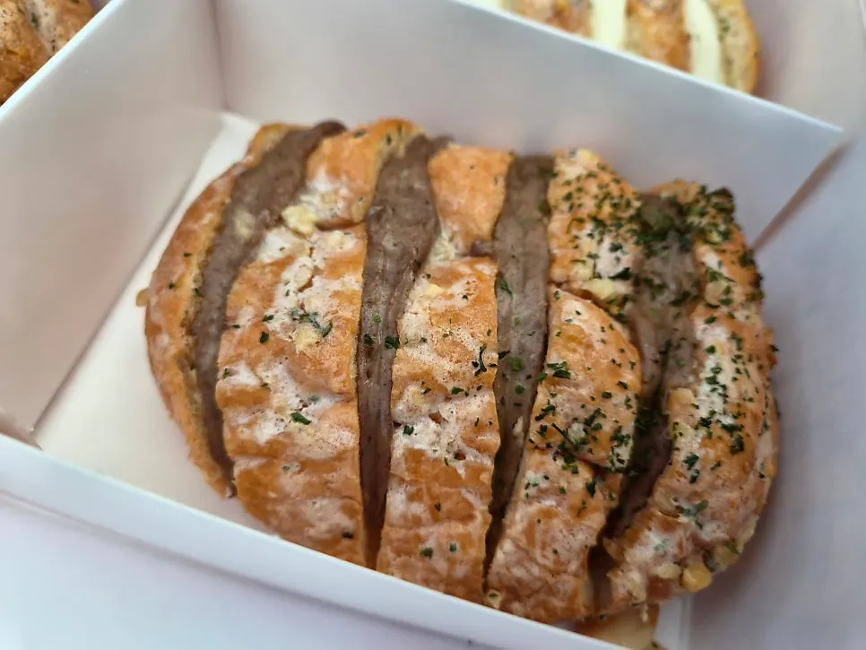접시에 꺼내 놓은 마늘빵