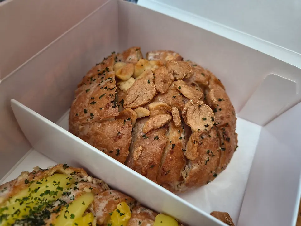 마늘 소스가 발린 마늘빵 단면