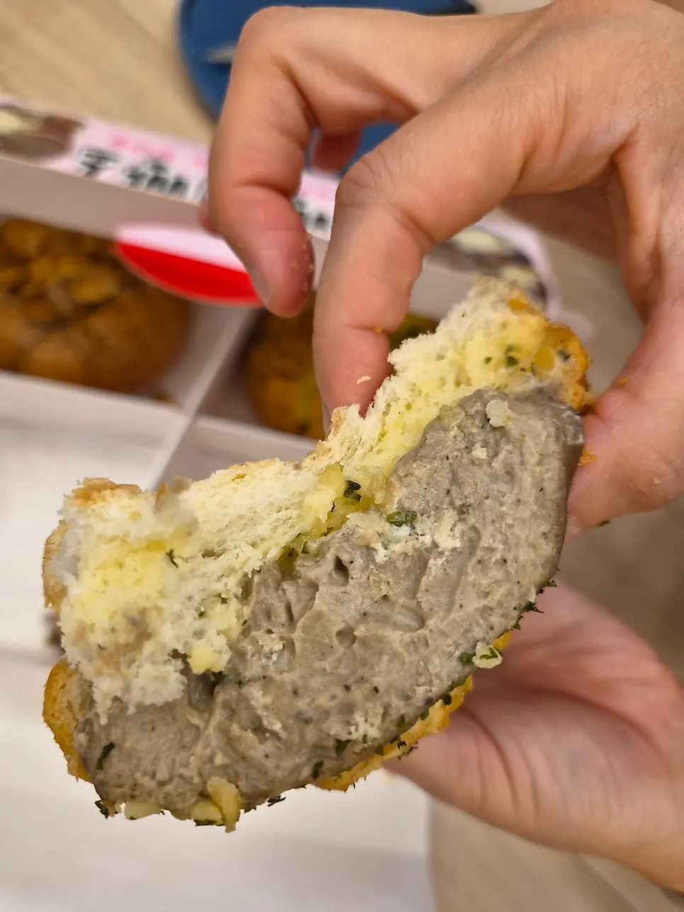 흑마늘크림치즈맛 마늘빵 세로 컷