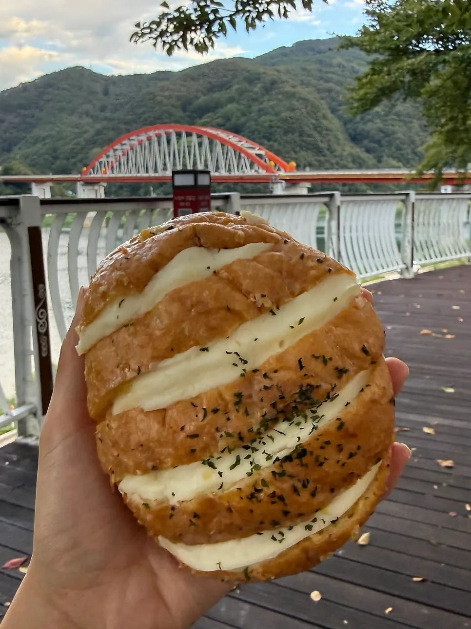 시장 밖에서 펼쳐놓은 단빵제빵소 마늘빵