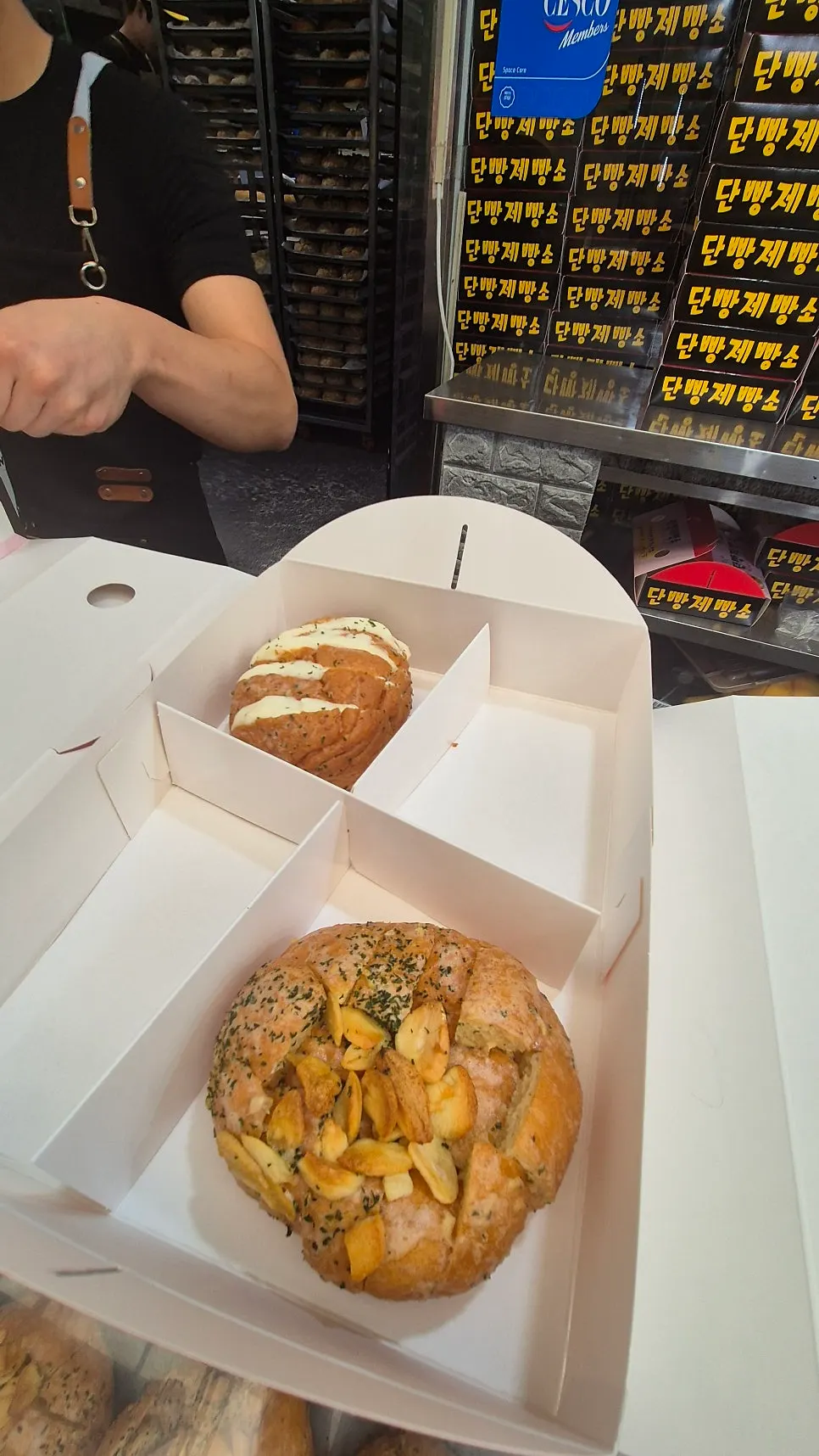 Individually wrapped garlic breads in a gift set
