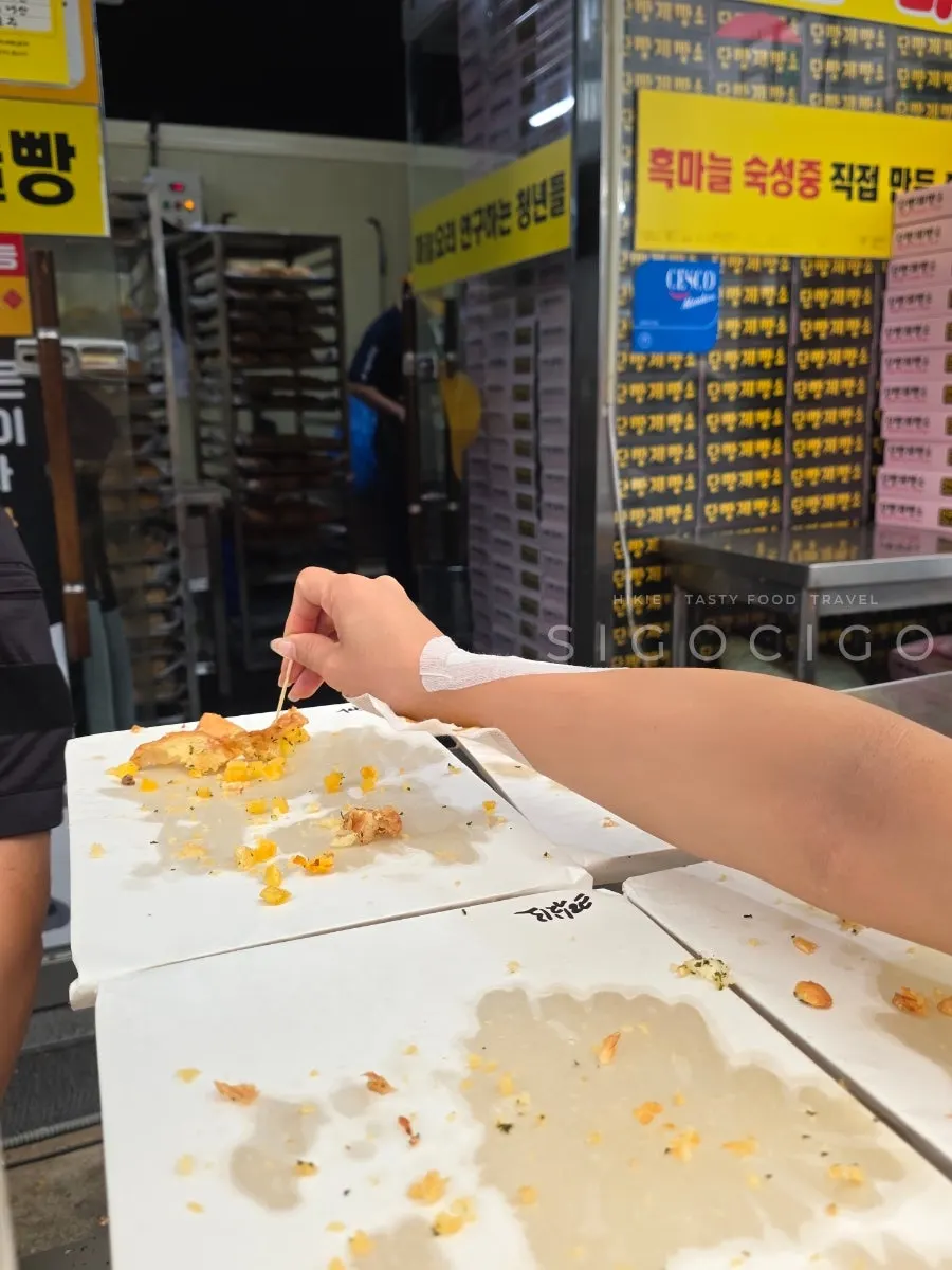 단빵제빵소 앞 마늘빵 시식 코너