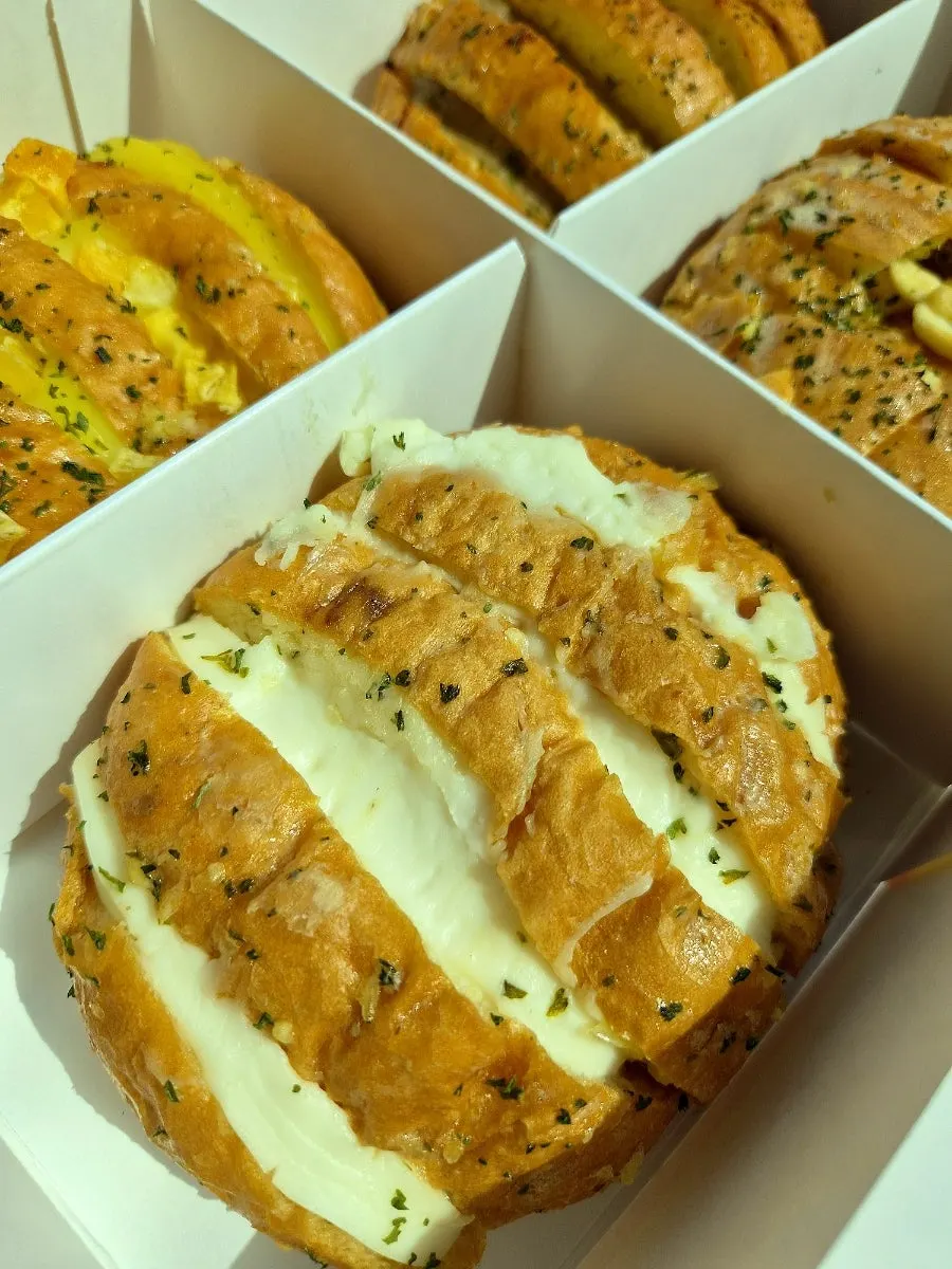 상자를 열어 본 마늘빵 네 가지 맛