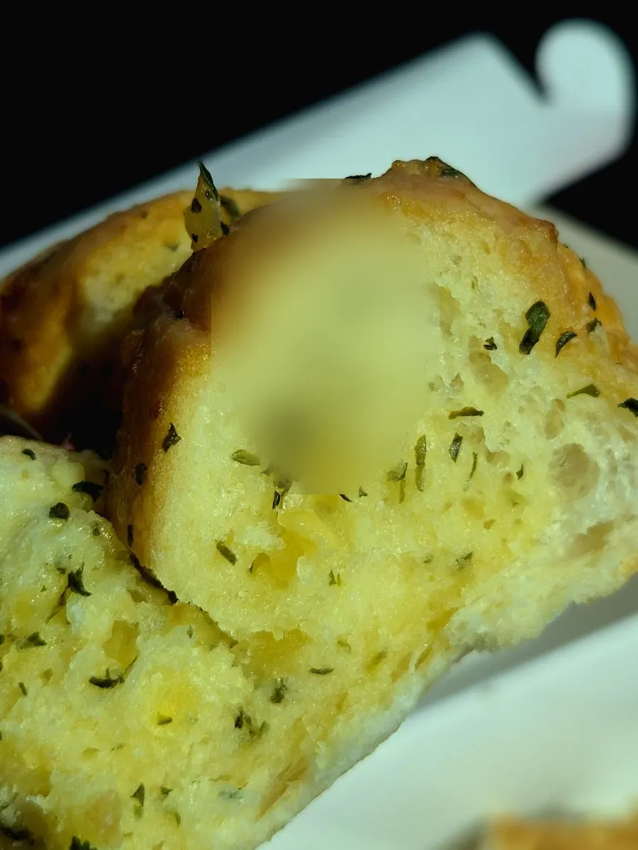 한 입 베어 문 크림치즈 마늘빵 단면