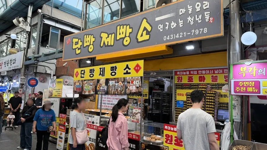 Freshly baked Danyang garlic bread
