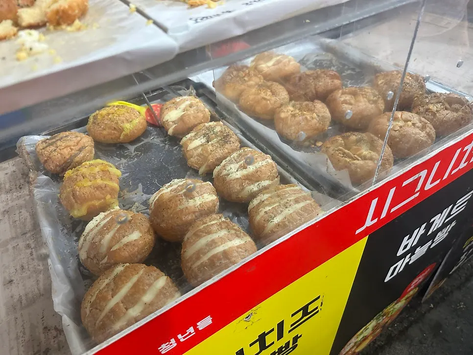 잘게 잘라 준비된 마늘빵 시식 코너