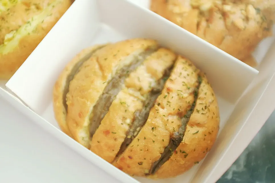 칼집이 들어간 마늘빵 단면
