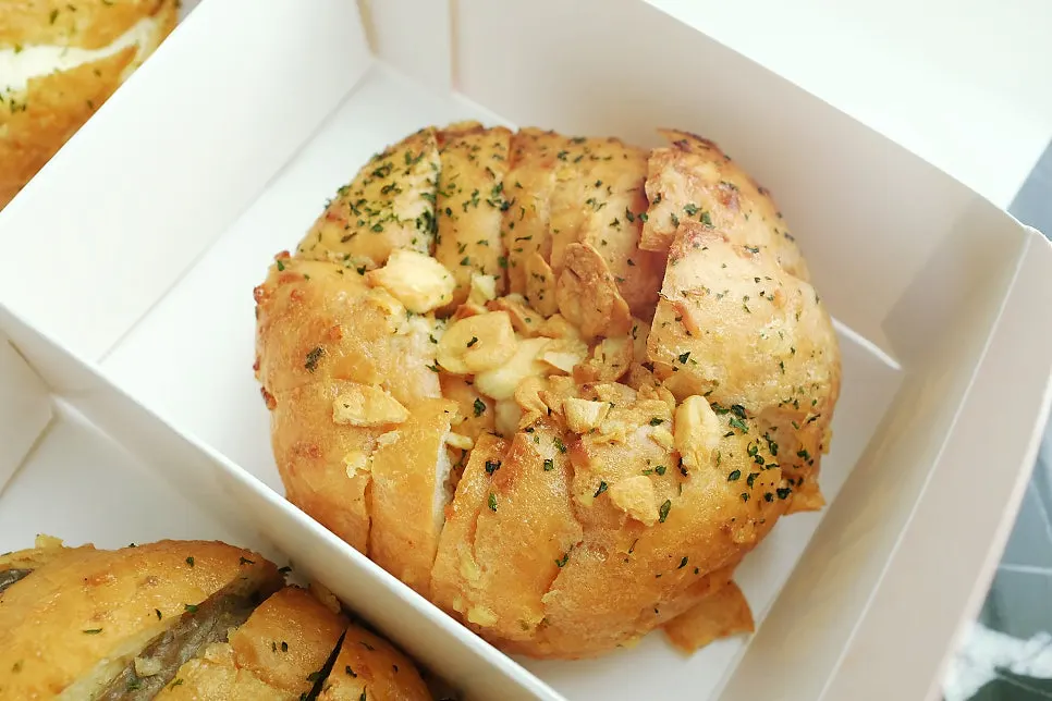 소가 채워진 크림치즈 마늘빵