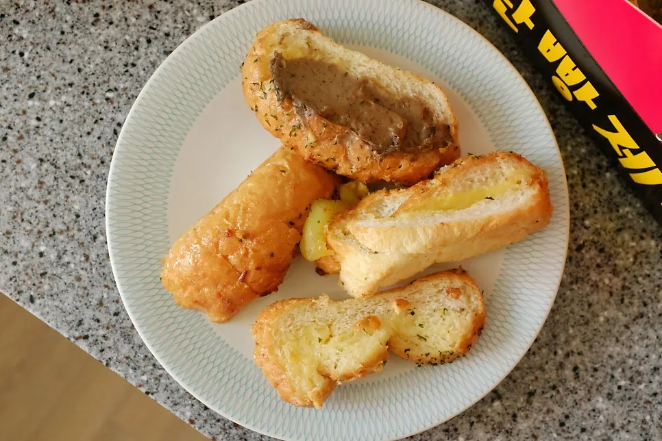 음료와 함께 차린 마늘빵 아침 식사