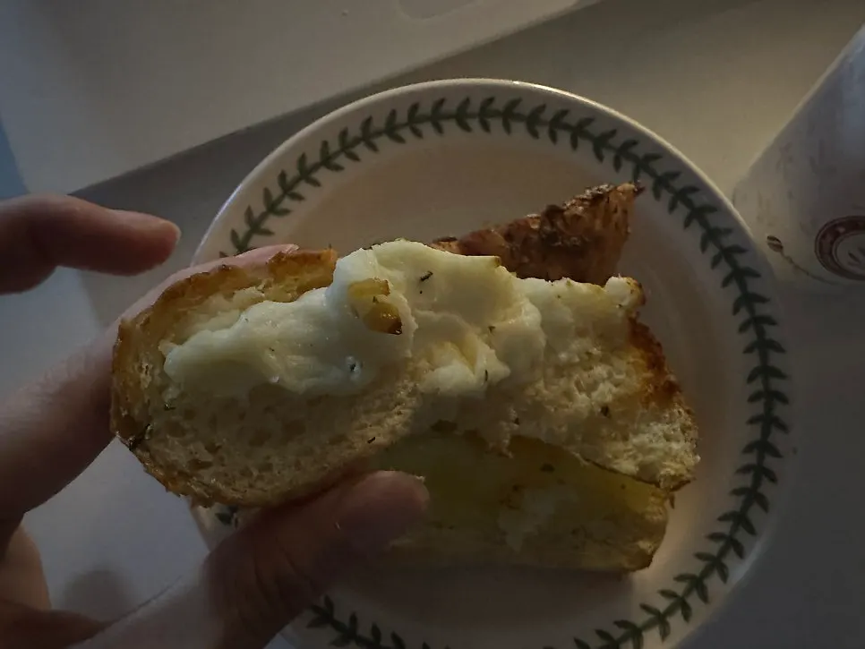 남은 마늘빵이 담긴 접시