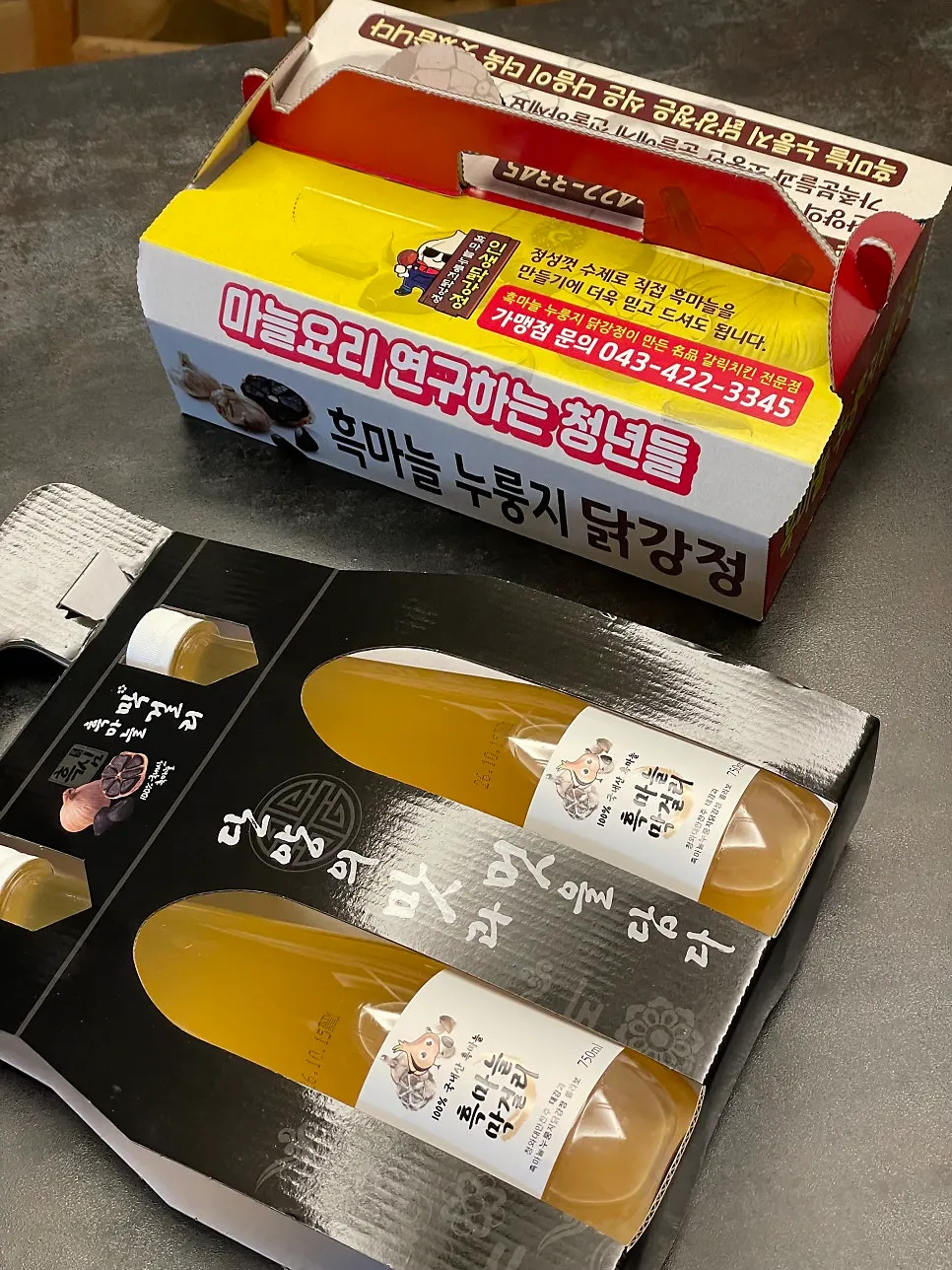 自宅で広げたタッカンジョンの箱とマッコリ