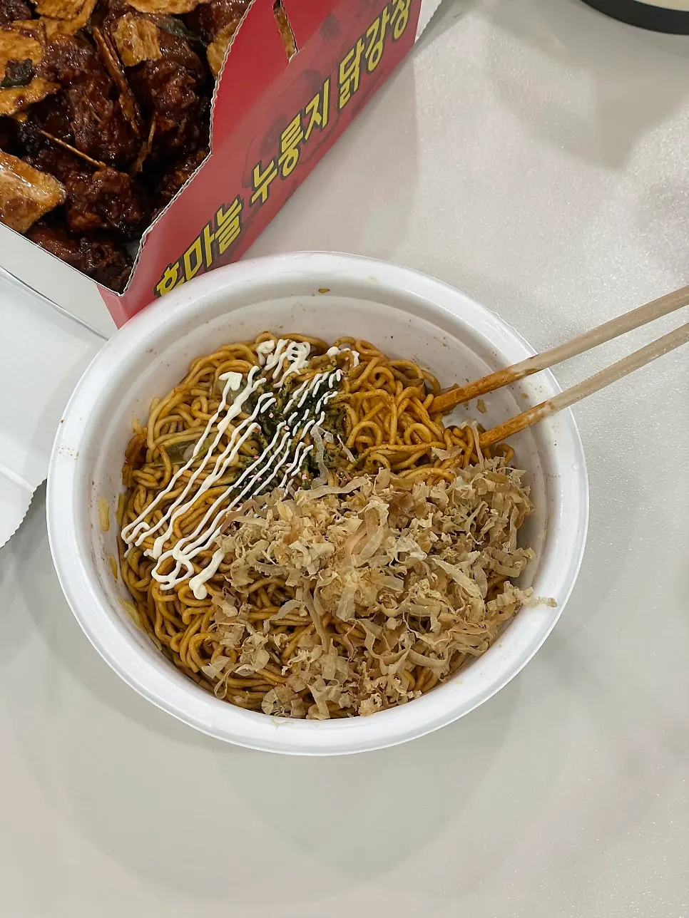 UFO焼きそばと一緒に並べたタッカンジョン