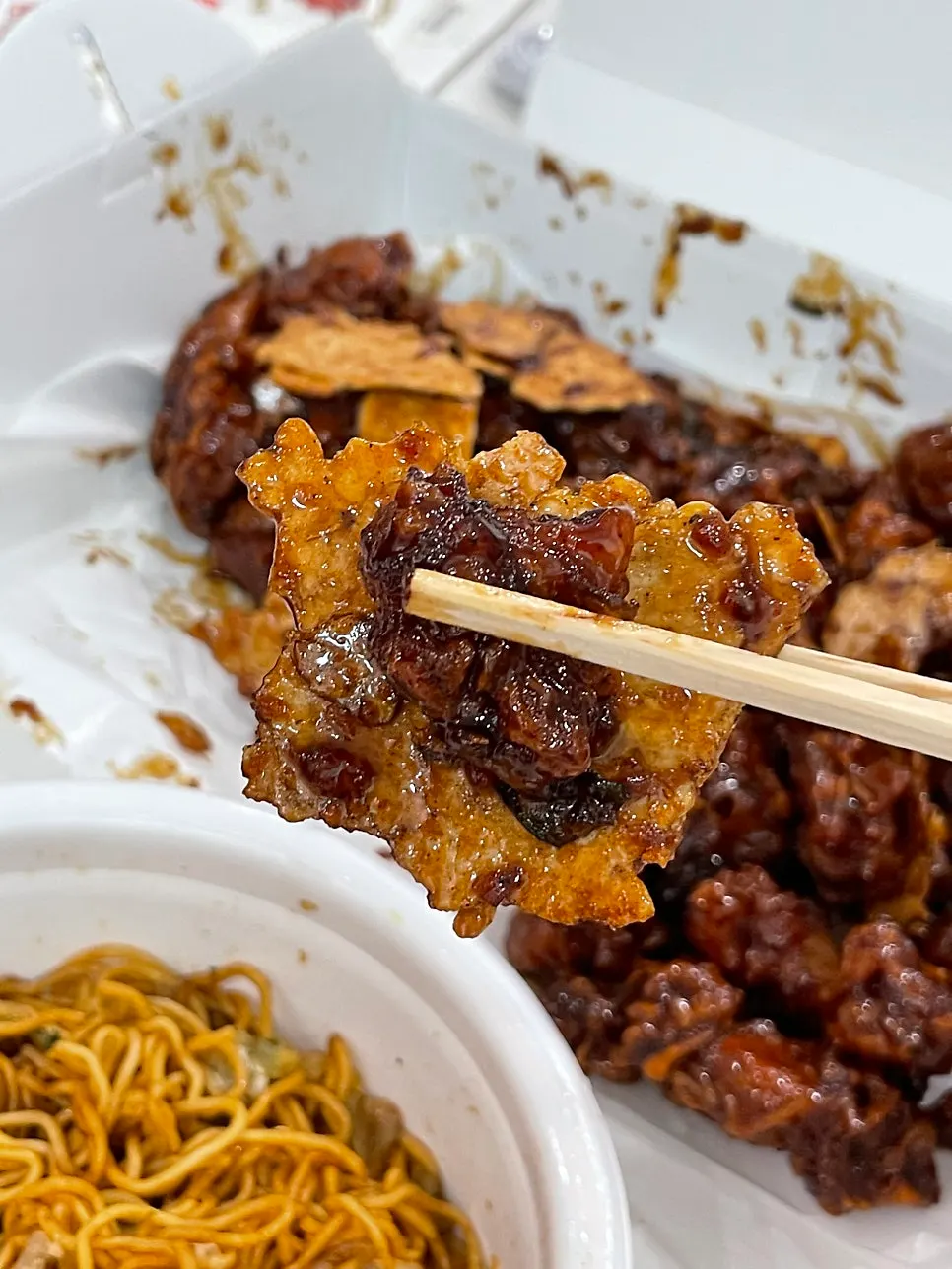 焼きそばと一緒に手に取ったタッカンジョン