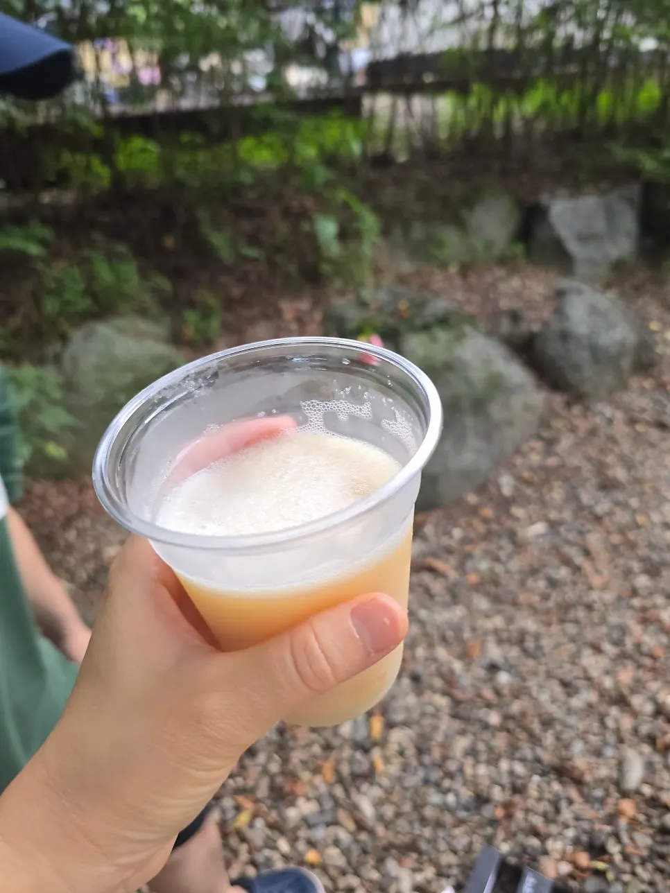진한 양념이 묻은 닭강정 조각