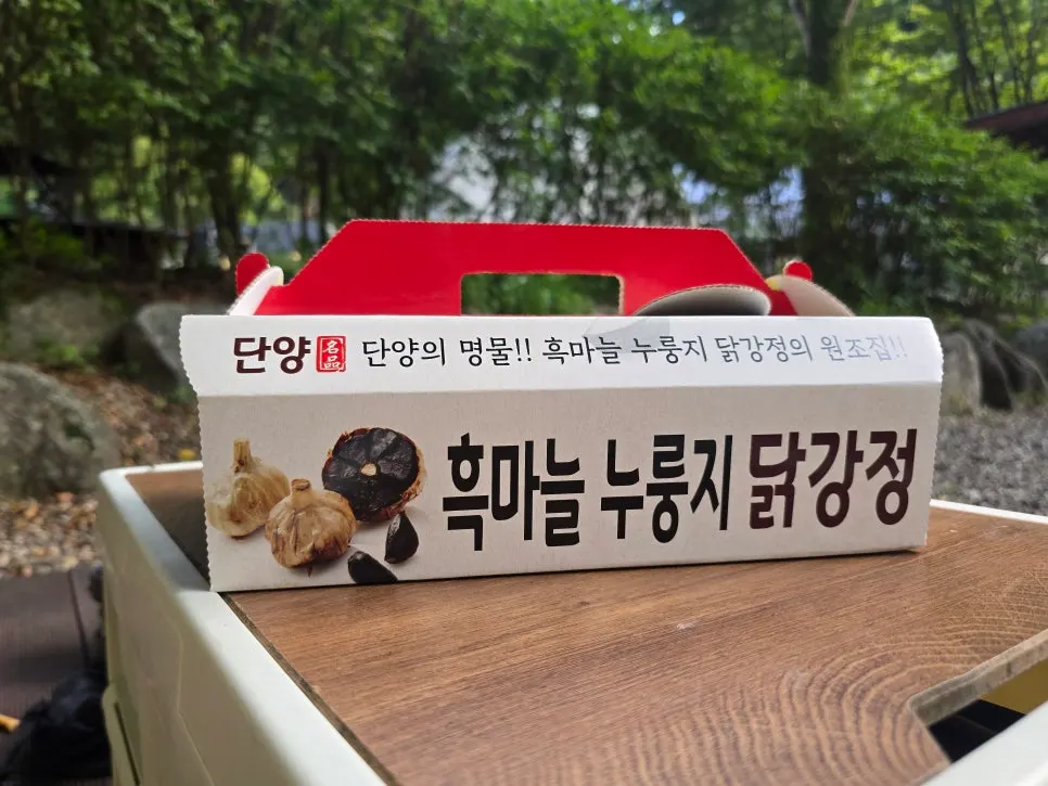 컵에 따른 밝은 베이지빛 마늘막걸리