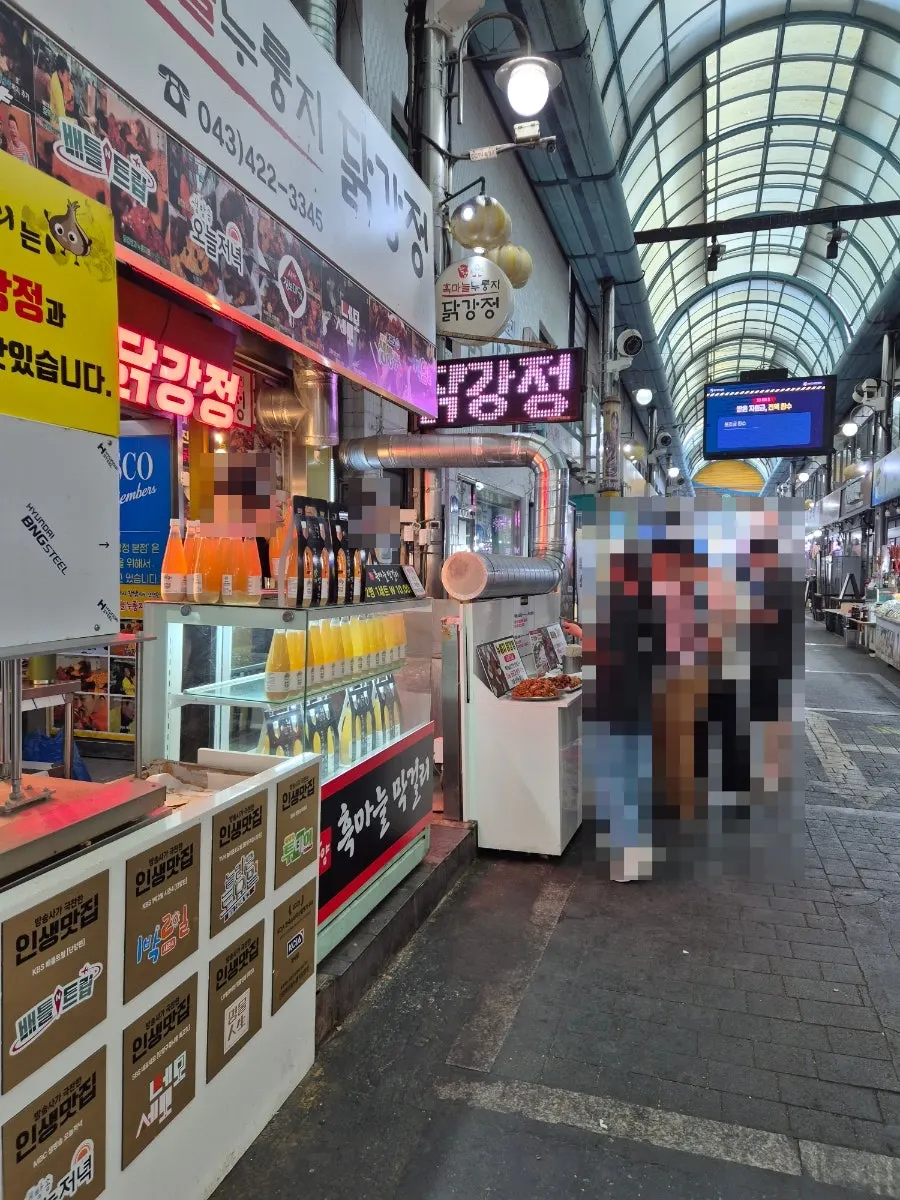 Customers buying dakgangjeong on a weekday afternoon