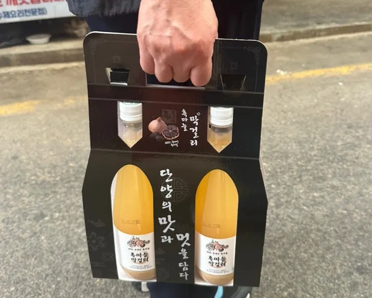 Black garlic makgeolli sold in the shop