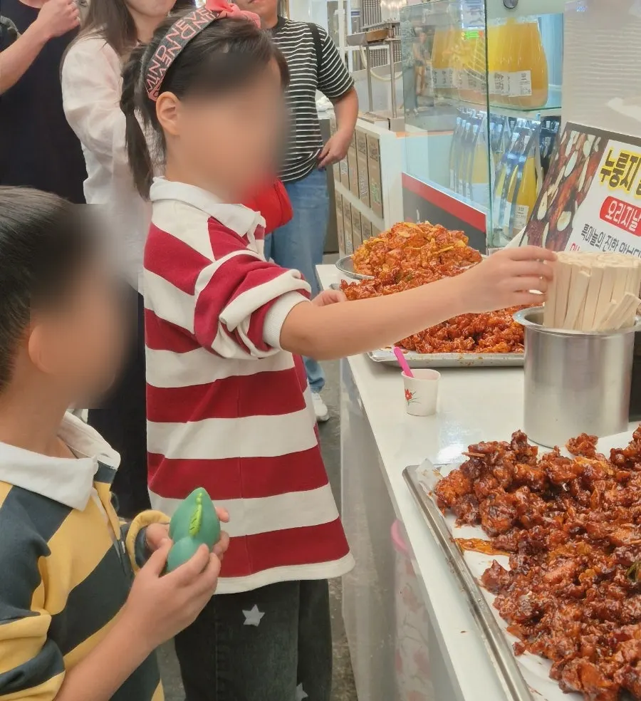 주문 대기 중인 단양흑마늘누룽지닭강정 매장 앞