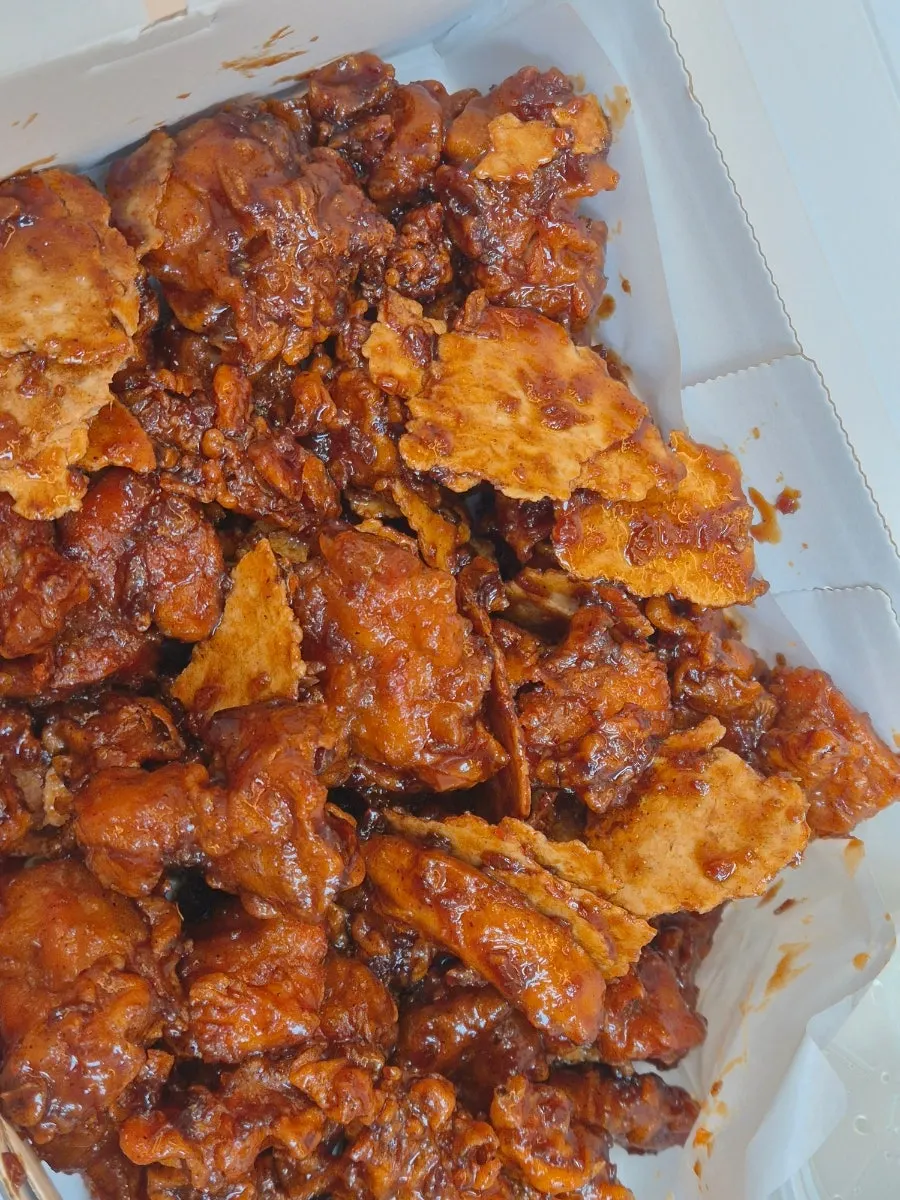 튼튼하게 포장된 흑마늘누룽지닭강정 상자
