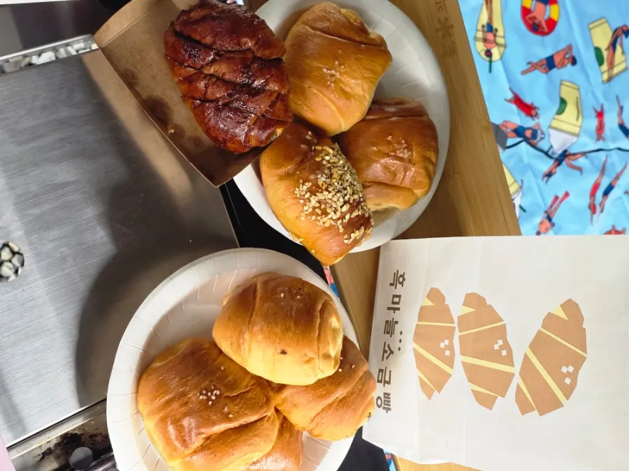 Paper bag with an attached handle for the salt bread
