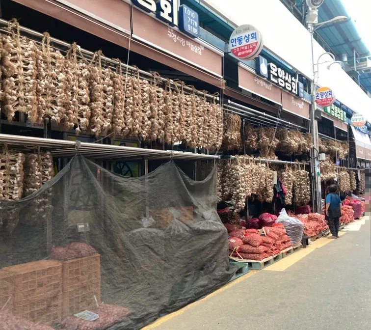 Market stalls selling garlic, Danyang's local specialty