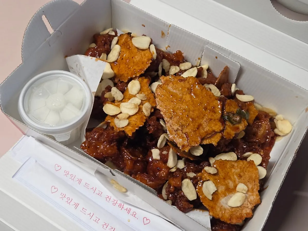 Packaged nurungji dakgangjeong eaten in the car