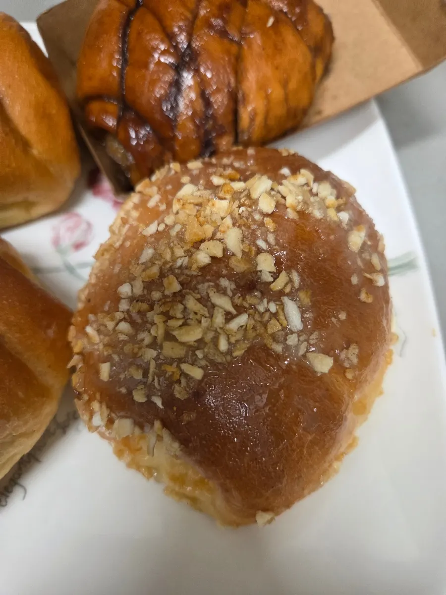 Salt bread, garlic, and black garlic salt bread arranged on a plate