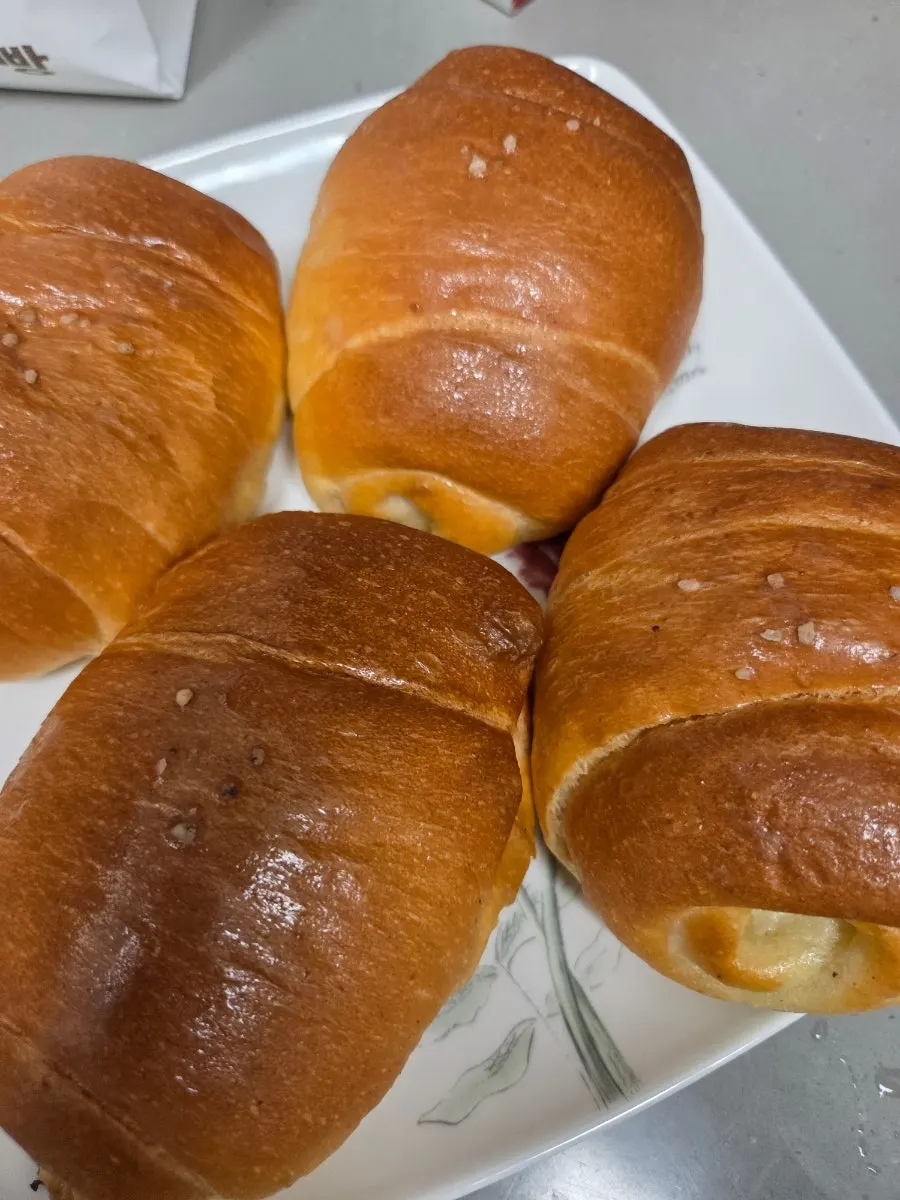 Plump, puffy garlic salt bread