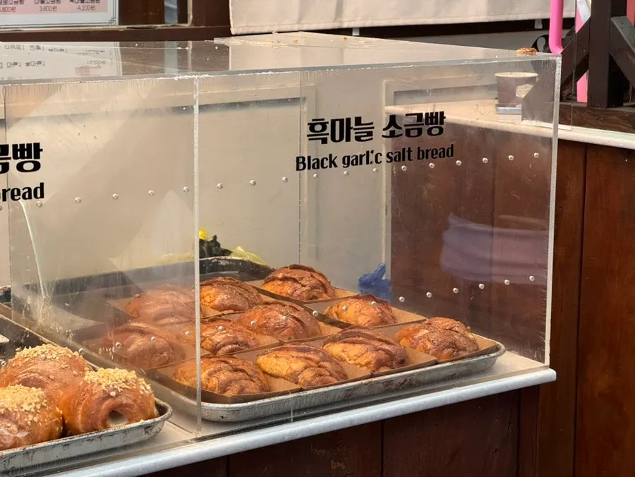 흑마늘소금빵 매장 내부 안내 모습