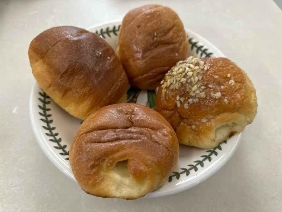 차에 실은 소금빵 포장 봉투